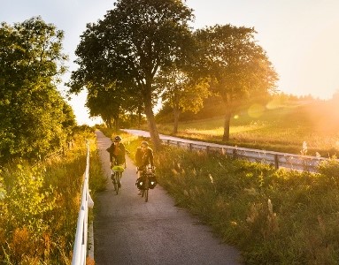Cyclists on Sydkustleden path